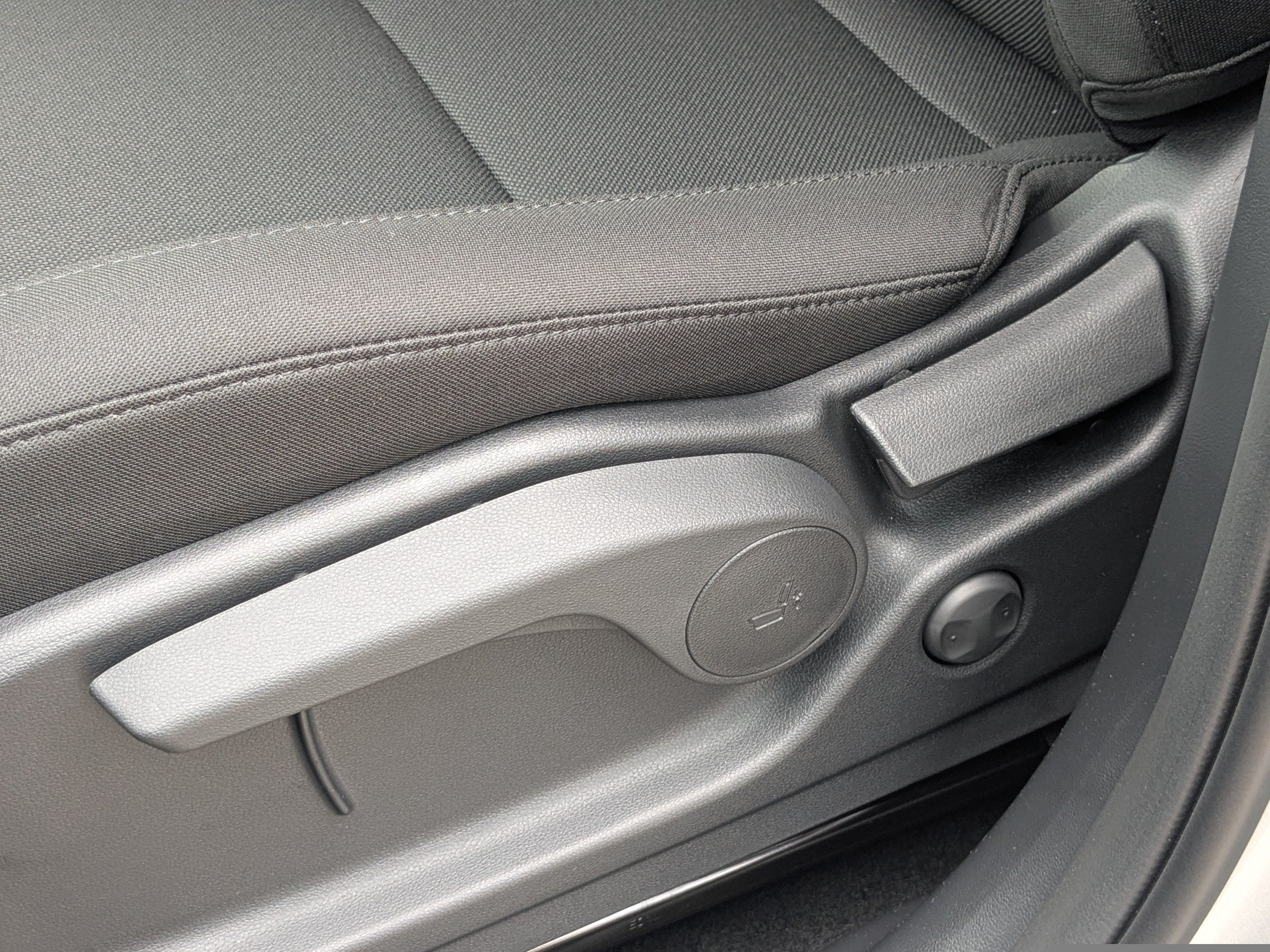 New 2027 Shimmering Silver Hyundai SE FWD image 22
