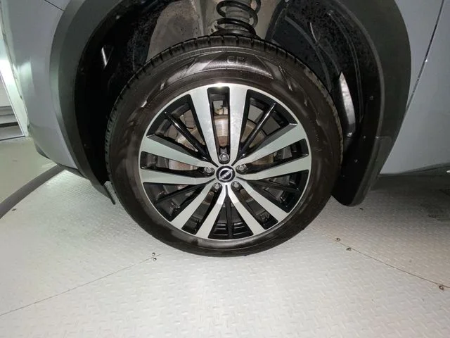 Used 2024 Gray Nissan Platinum image 10