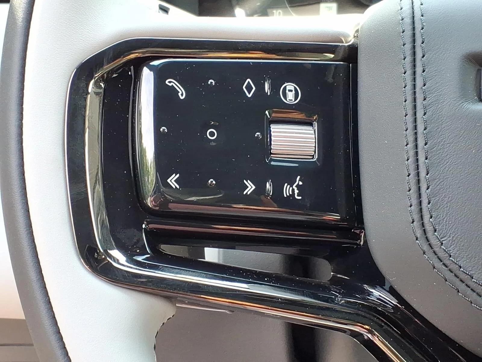 New 2026 Fuji White LAND ROVER S image 16