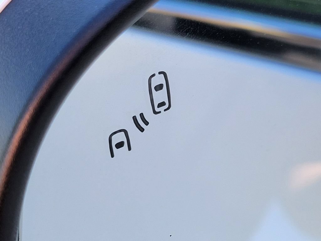 Used 2018 Summit White Buick Essence image 9