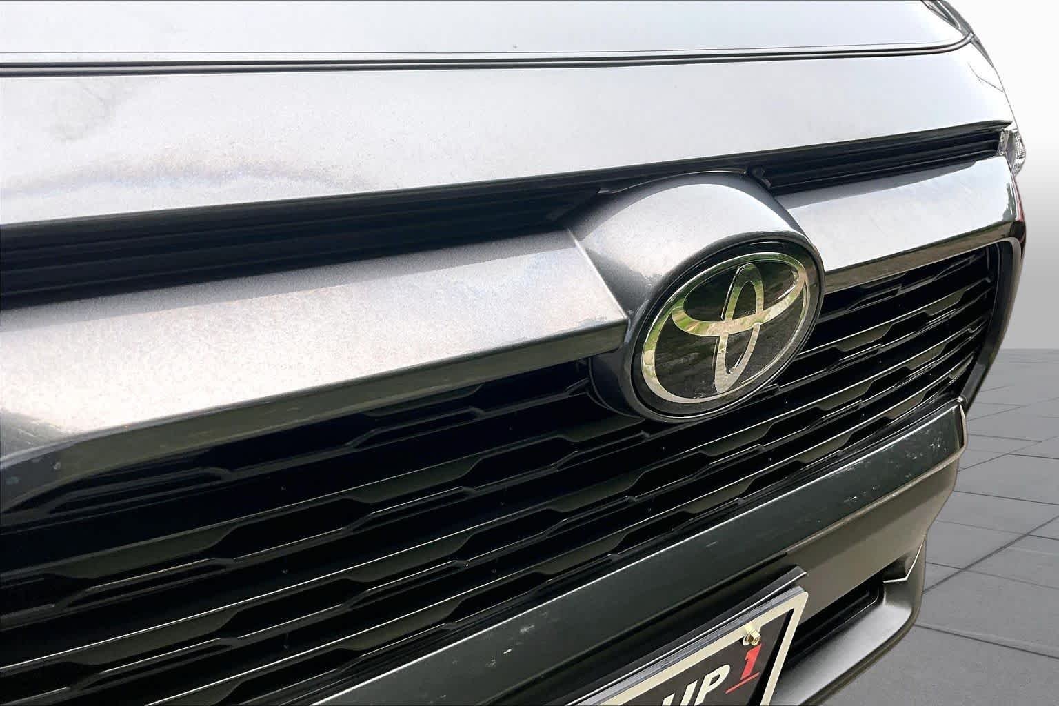 2025 Toyota RAV4 XLE - Photo 29