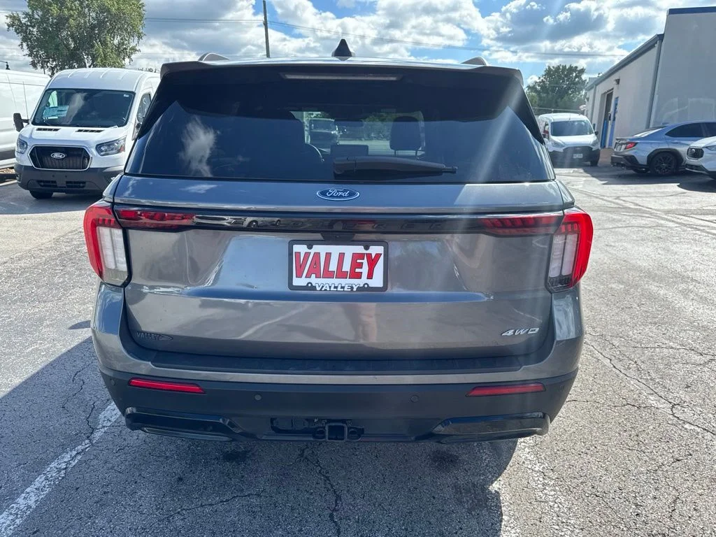 Used 2025 Gray Metallic Ford ST-Line image 5