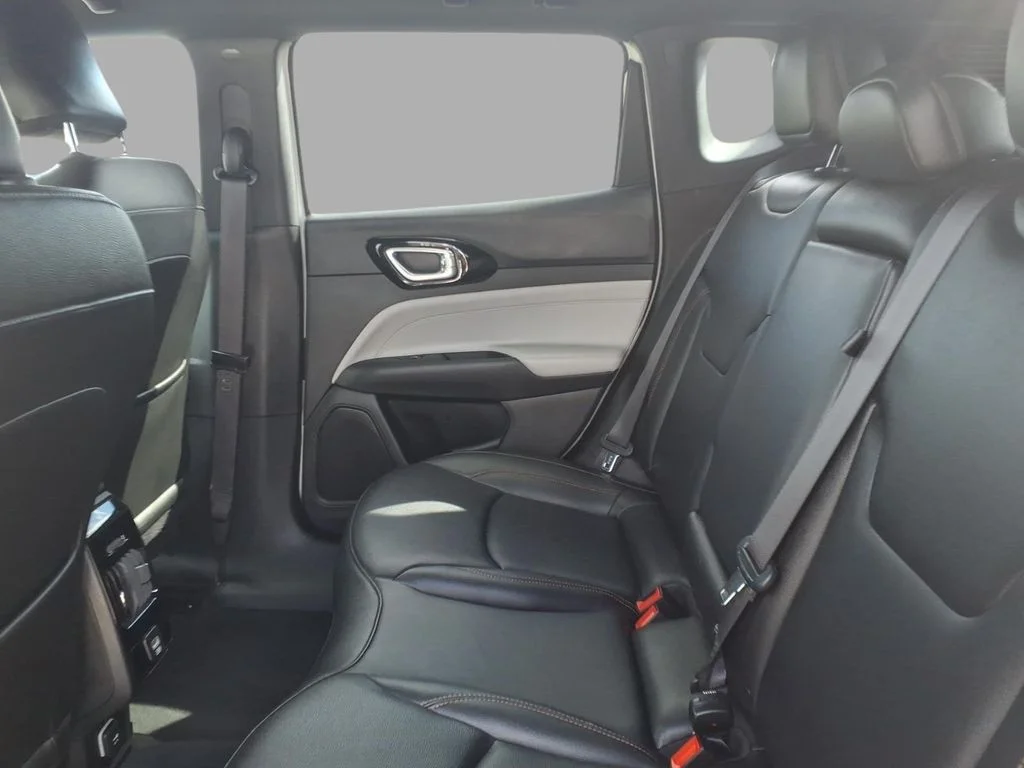 Used 2024 White/off-white Jeep Limited image 9