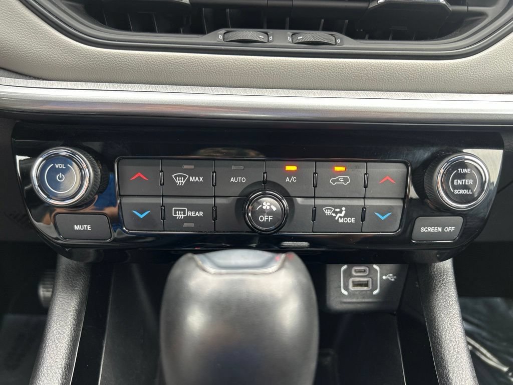 Used 2025 Silver Jeep Limited 4x4 image 31