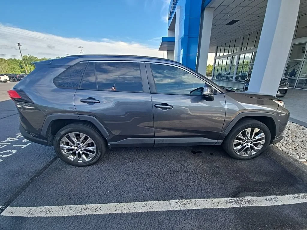 Used 2021 Magnetic Gray Met Toyota XLE Premium image 12