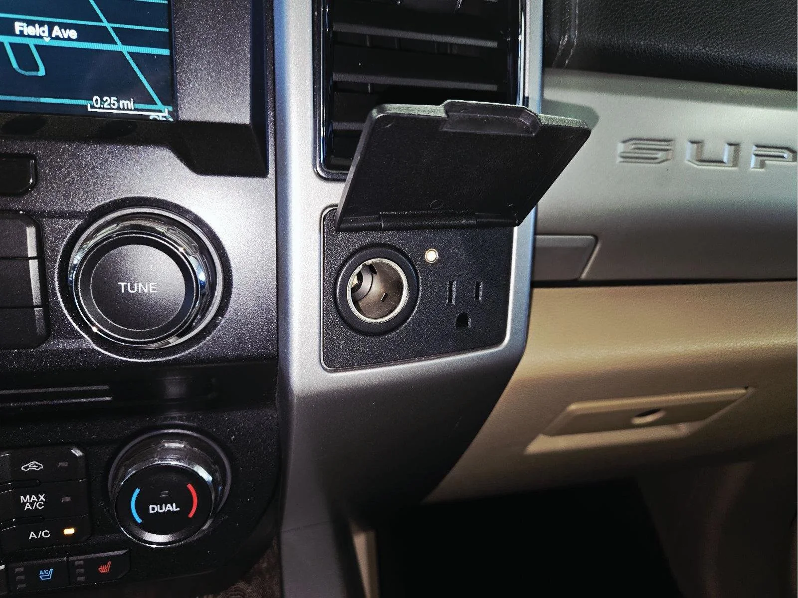 Used 2018 White Gold/Stone Gray Ford Lariat image 26