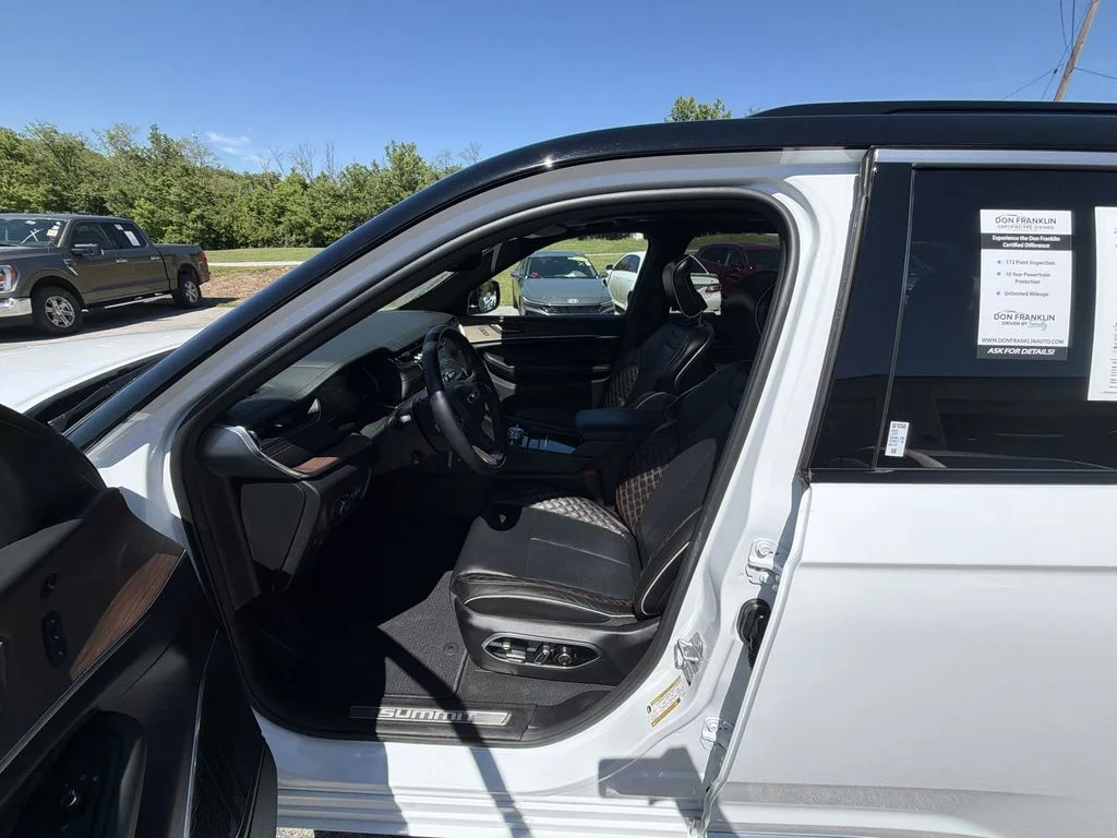 Used 2025 White/off-white Jeep Summit image 11
