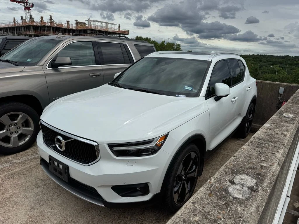 Used 2020 White Volvo Momentum image 3