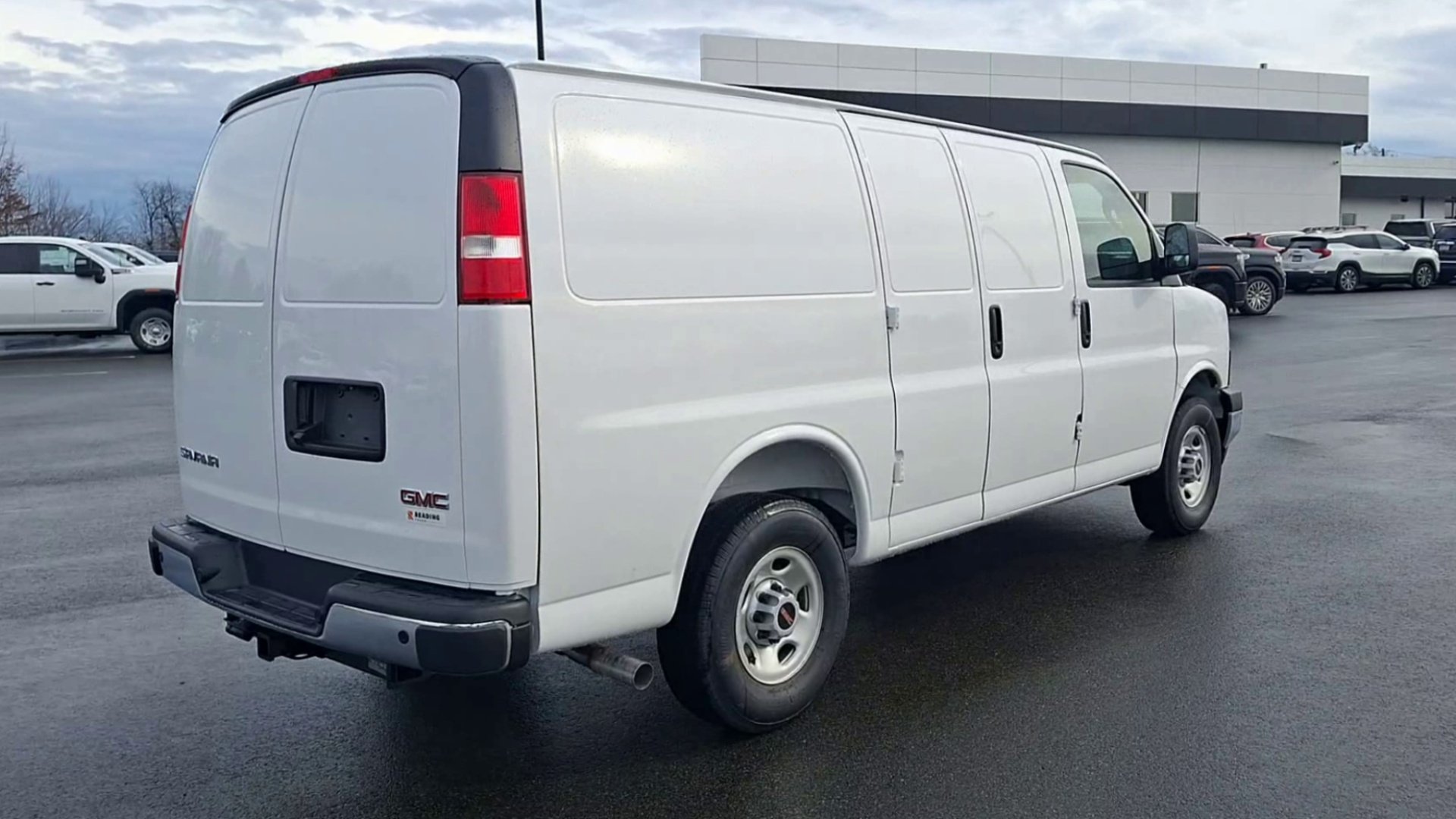 2025 GMC Savana Cargo Work Van - Photo 28