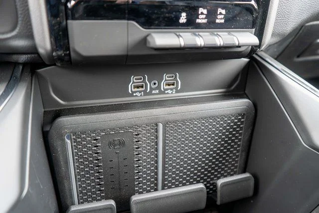 New 2026 Diamond Black Crystal Pearl-Coat Exterior Paint RAM Laramie image 26
