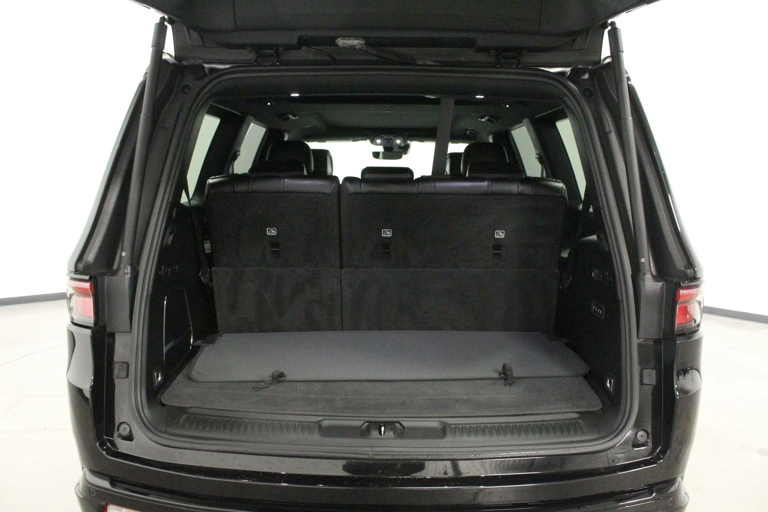 Used 2024 Diamond Black Crystal Pearlcoat Jeep Series II image 14