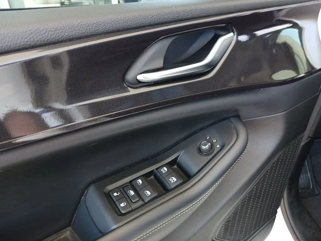 Used 2023 White Jeep Laredo image 30