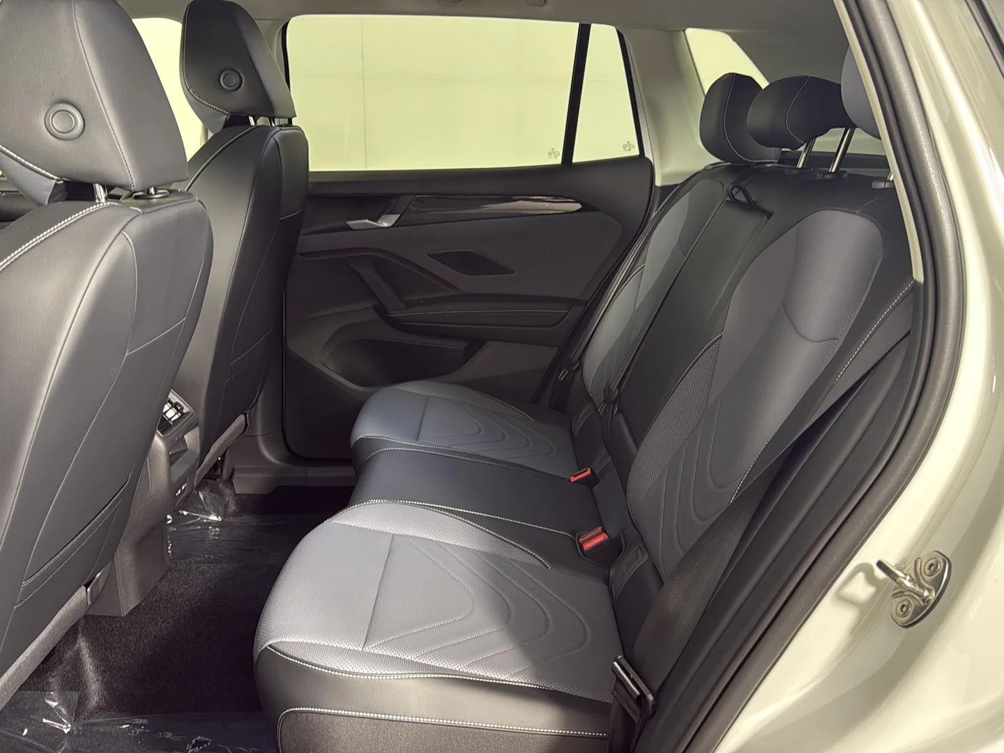 New 2026 Pure White Volkswagen SE image 10
