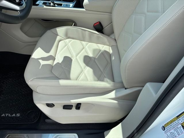 New 2026 Opal White Pearl Volkswagen SE w/Technology image 15