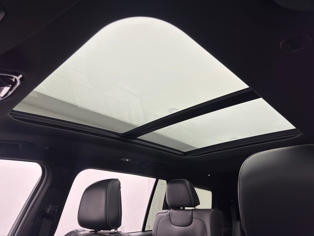 Used 2022 Velvet Red Pearlcoat Jeep Overland image 5