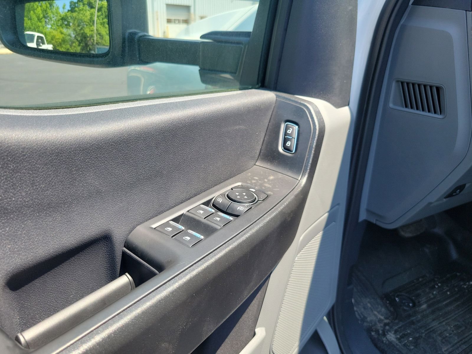 New 2026 Oxford White Ford F-550® XL image 40