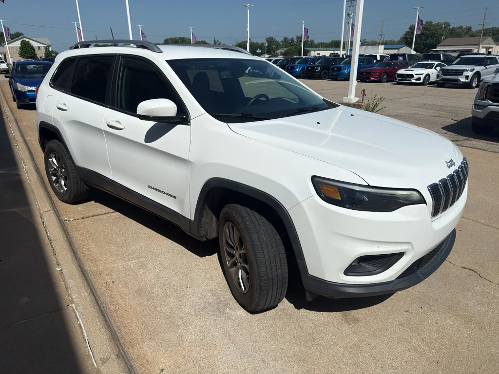 Used 2019 Bright White Clearcoat Jeep Latitude Plus image 7