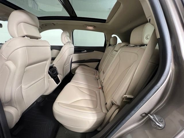Used 2019 Brown Lincoln Select image 13