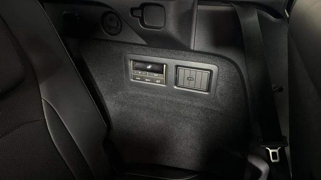 Used 2022 Black Lexus RX 350L image 33