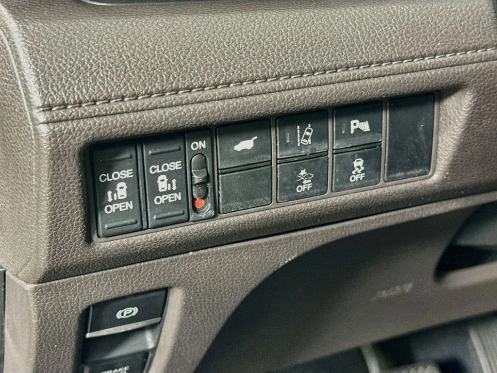 Used 2018 Silver Honda Touring image 10