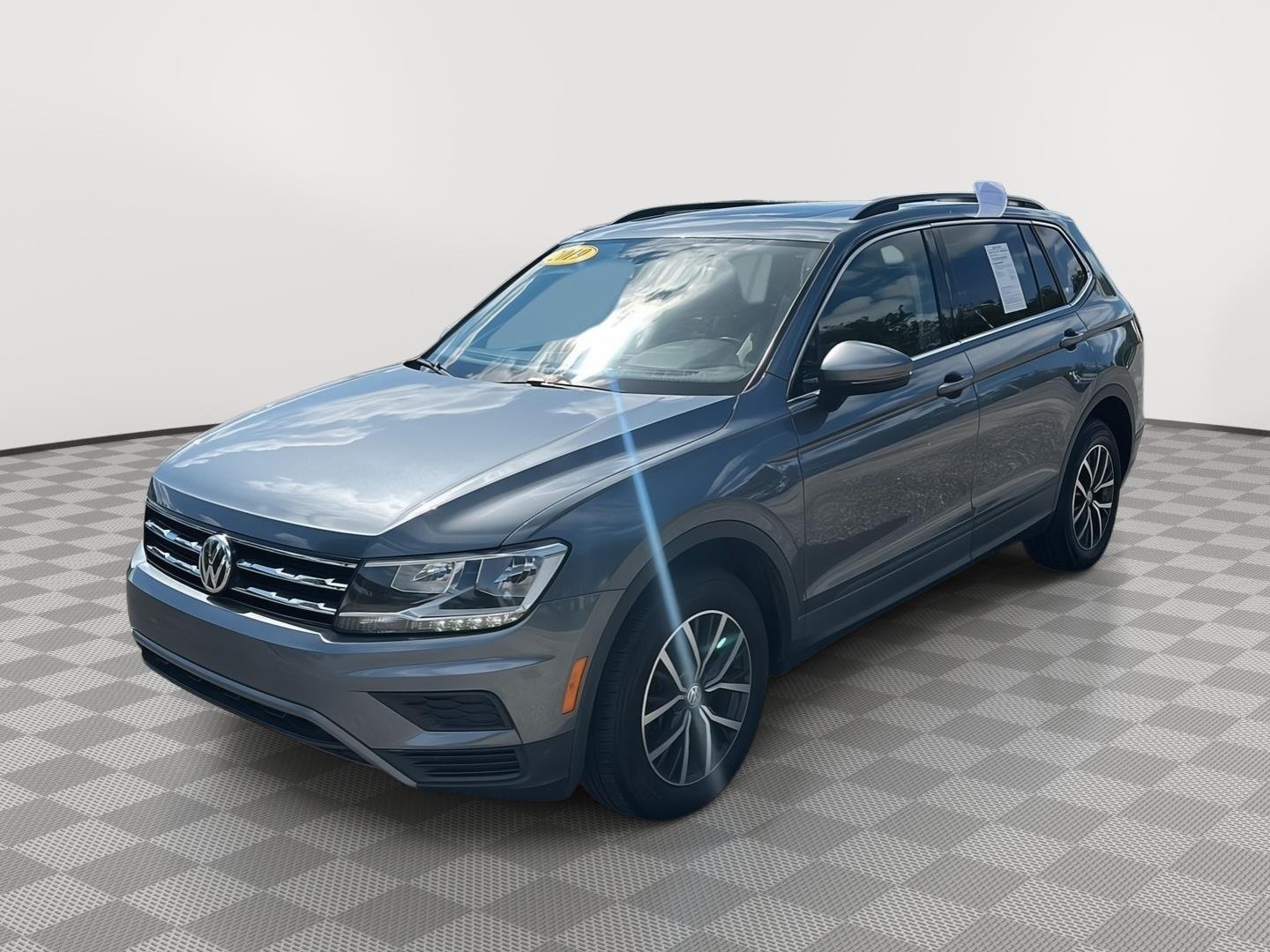 Used 2019 Platinum Gray Metallic Volkswagen SE image 16