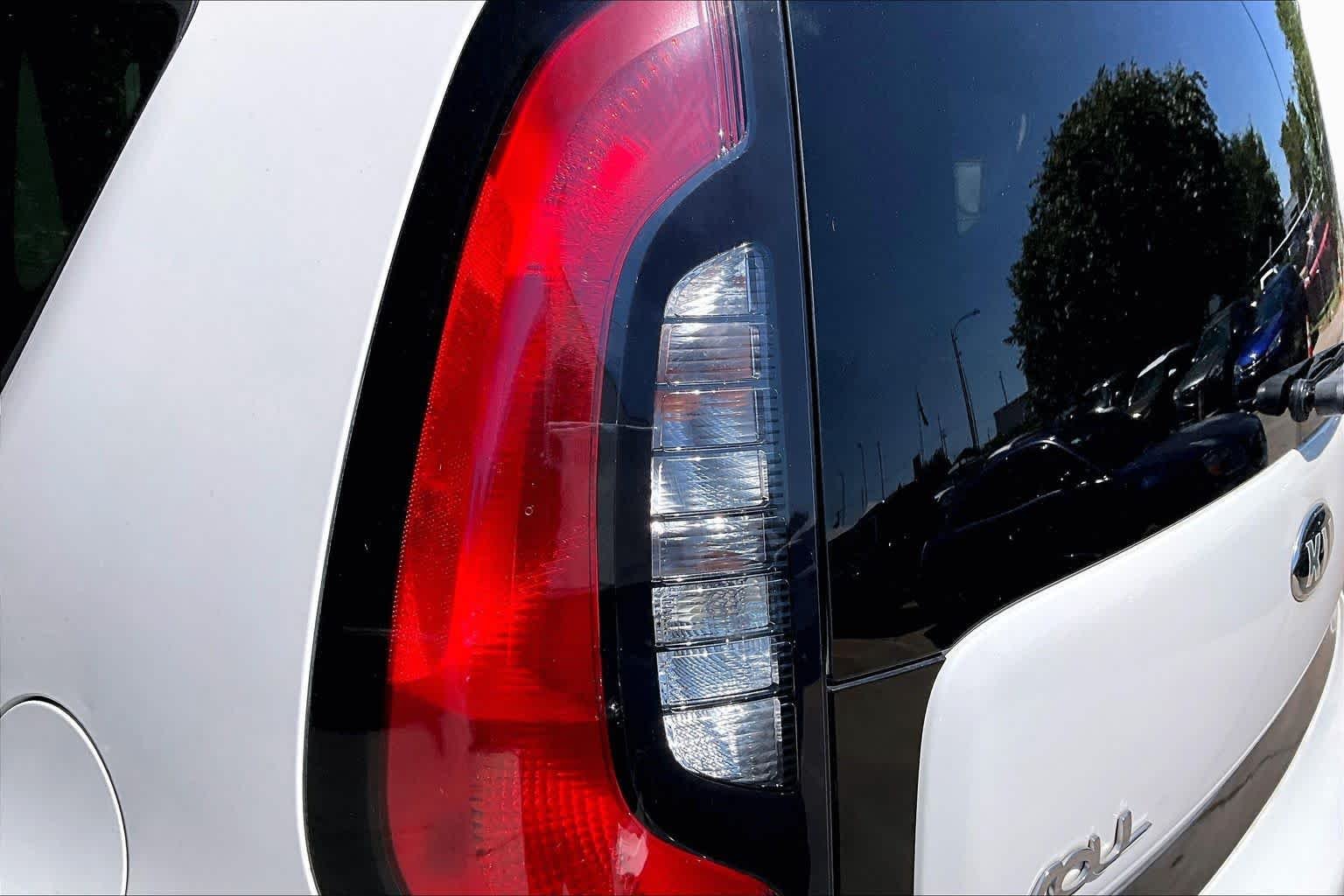 Used 2016 Clear White Kia Base image 27