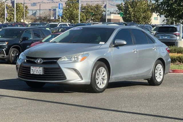 Used 2016 Silver Toyota LE image 8