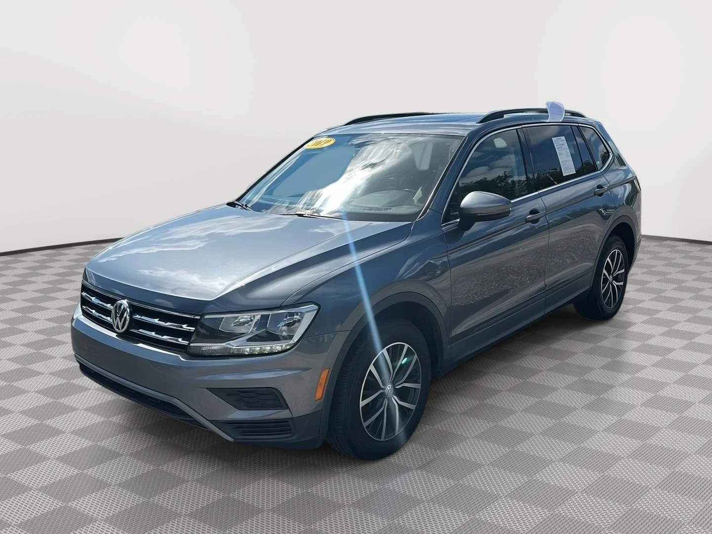 Used 2019 Platinum Gray Metallic Volkswagen SE image 16