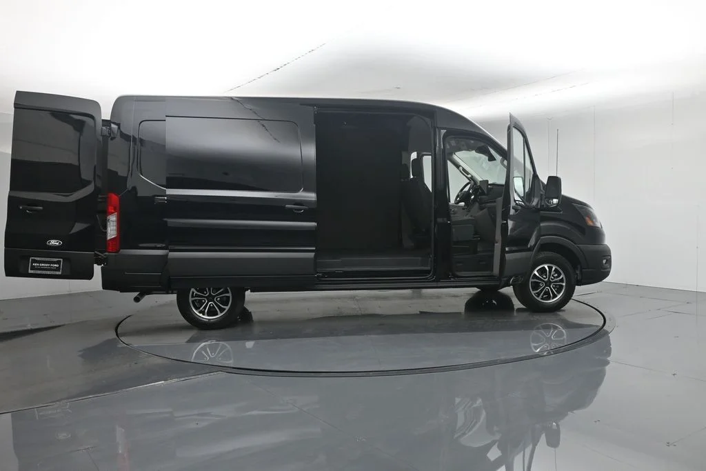 New 2026 Agate Black Metallic Ford Base image 4