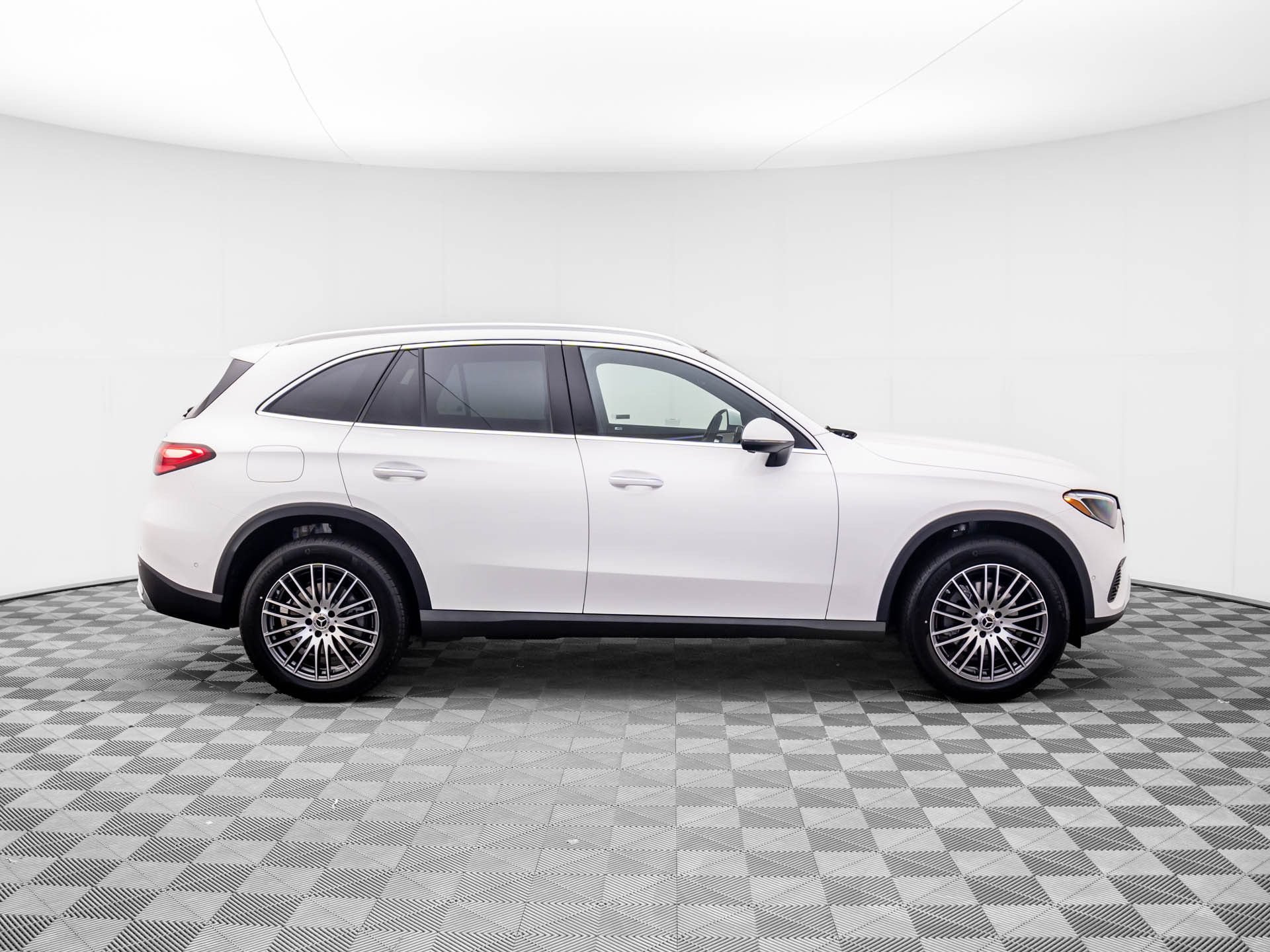 New 2026 Polar White Mercedes-Benz GLC 300 image 42