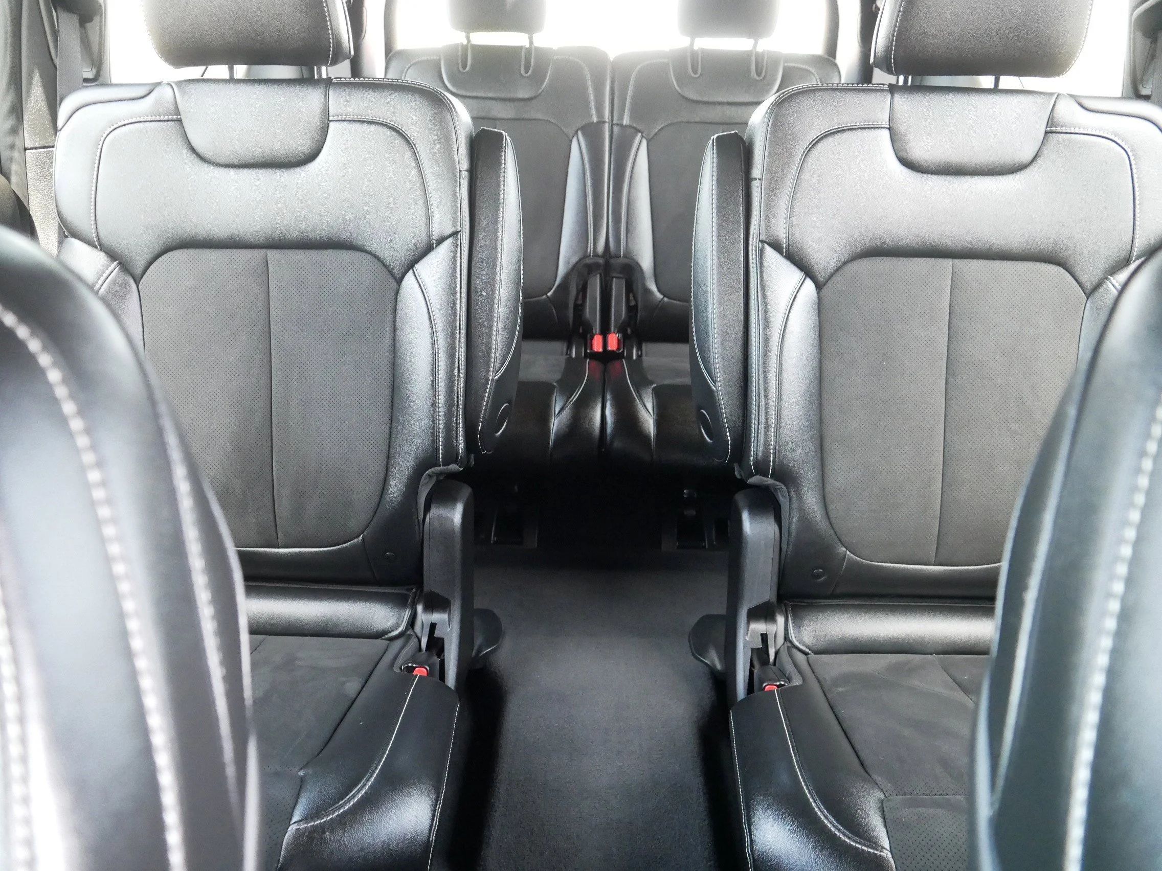 Used 2024 Diamond Black Crystal Pearlcoat Jeep Altitude X image 13