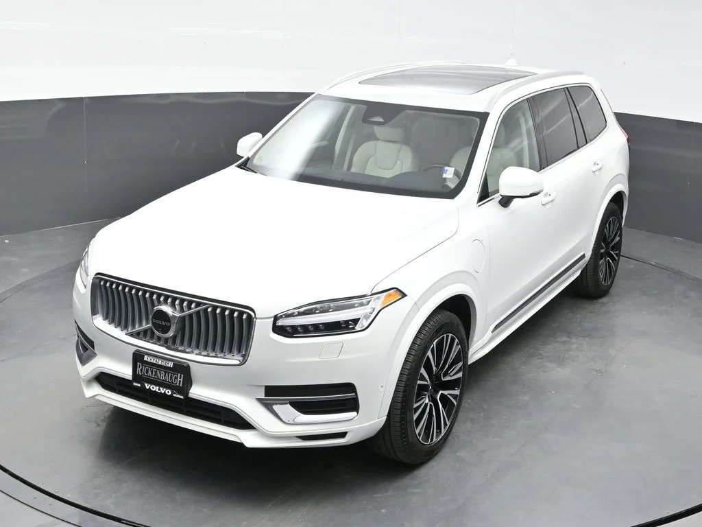 Certified Used 2025 Crystal White Volvo Plus image 33