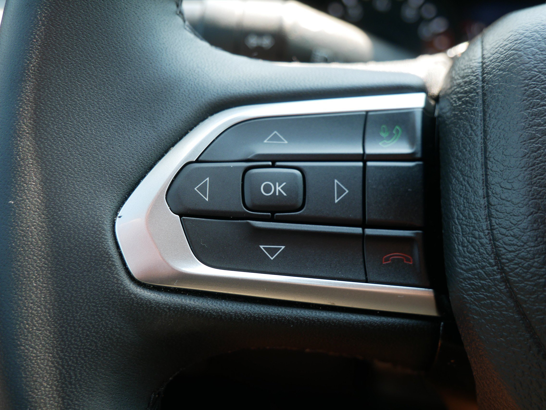 Used 2025 Silver Zynith Jeep Limited image 27