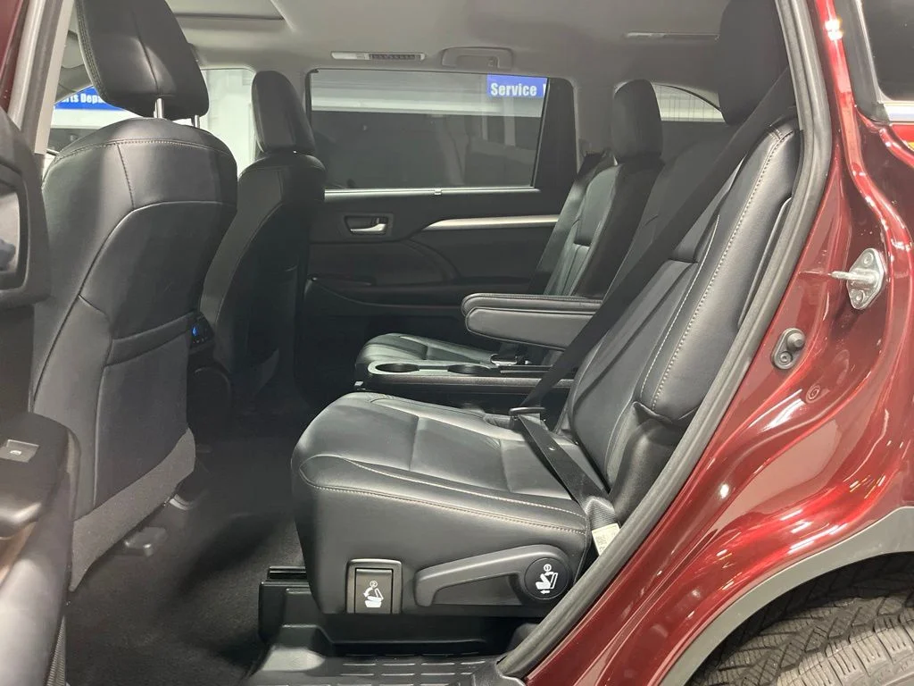 Used 2018 Ooh La La Rouge Mica Toyota XLE image 32