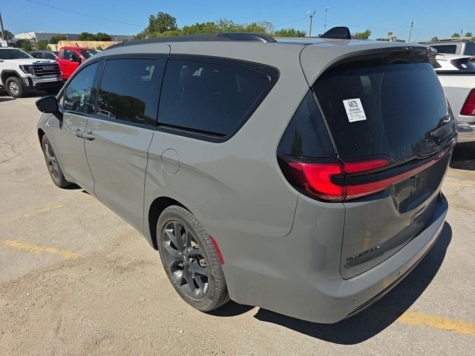 Used 2024 Ceramic Gray Clearcoat Chrysler Touring L image 4