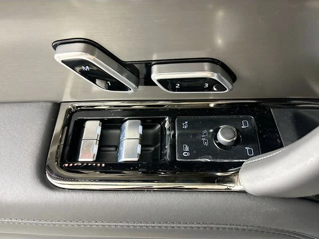 New 2026 Black Land Rover Dynamic SE image 19