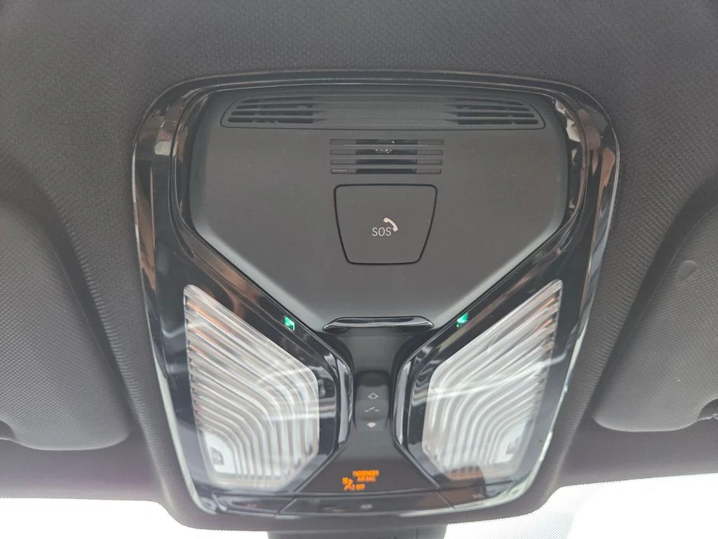 Used 2022 White BMW sDrive40i image 20