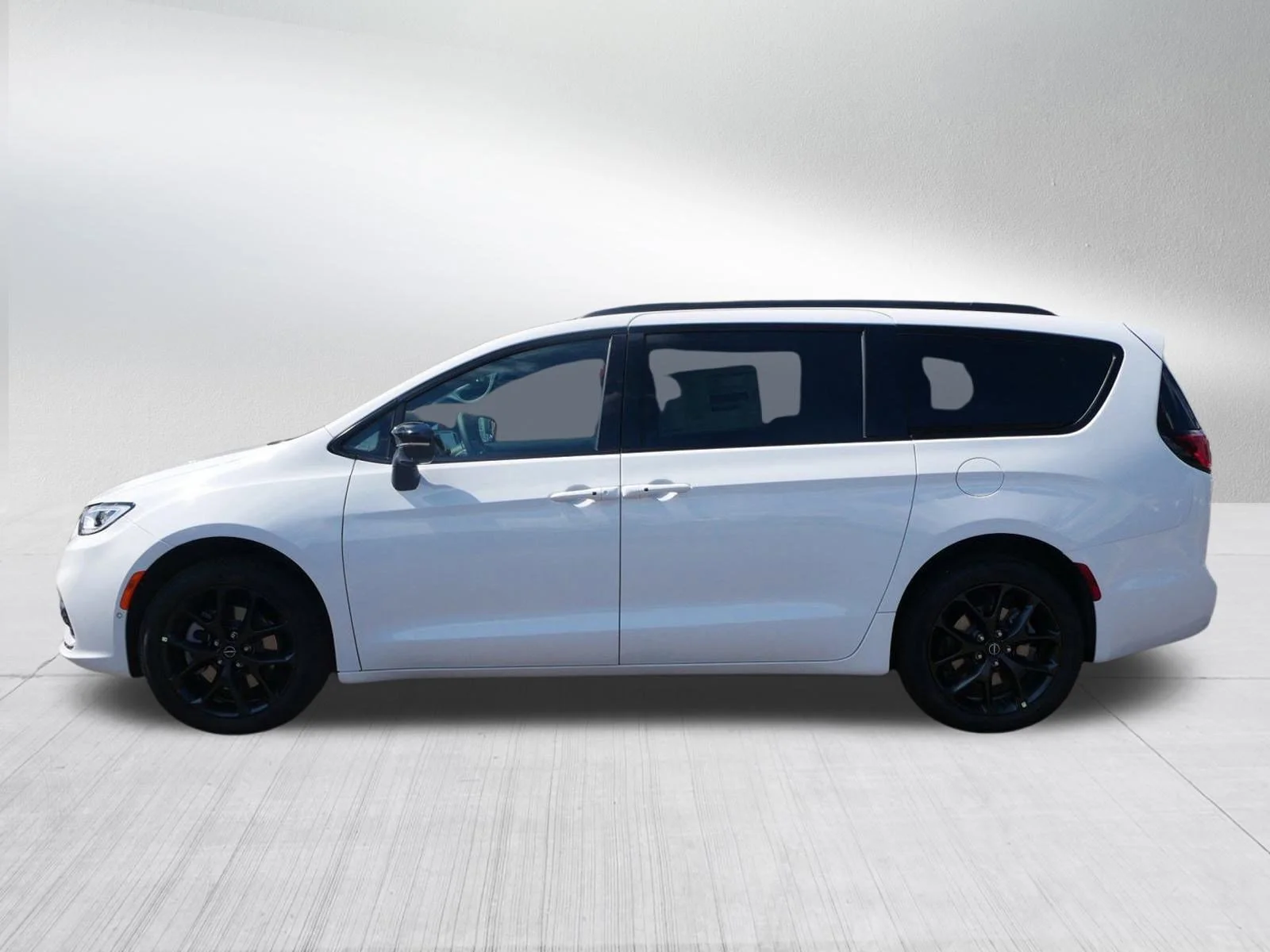 New 2026 Bright White Clear-Coat Exterior Paint Chrysler Limited image 4