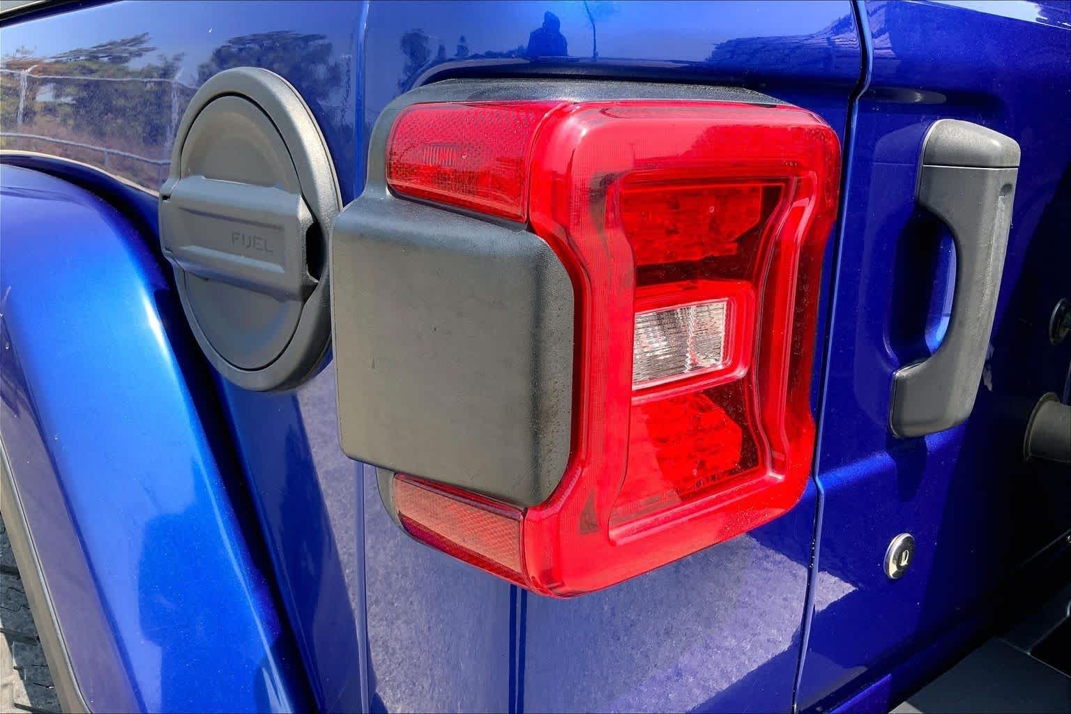 Used 2018 Ocean Blue Metallic Clearcoat Jeep Sahara image 28