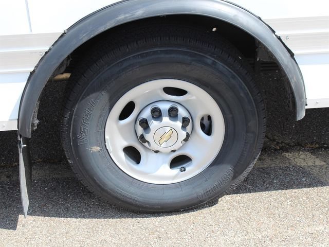 New 2026 Summit White Chevrolet 1WT image 18