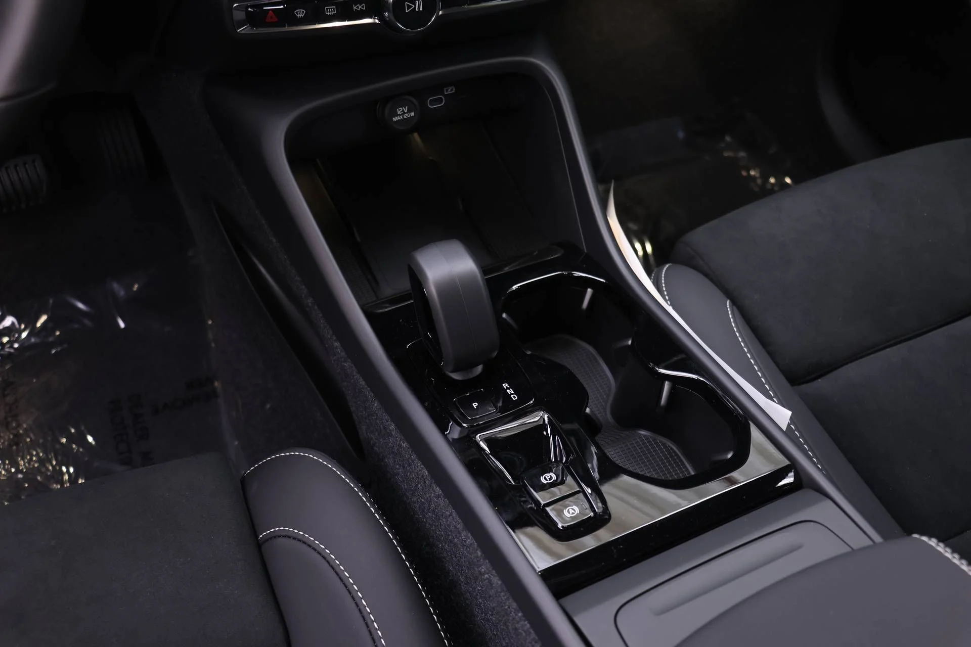 New 2026 White Volvo B5 Ultra Black Edition image 14