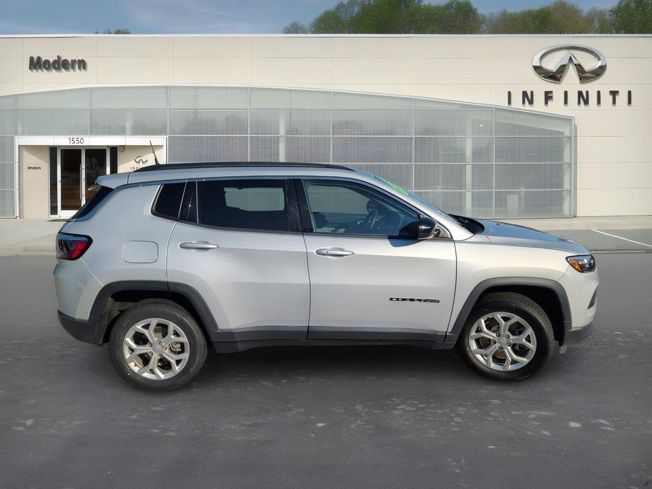 Used 2024 Silver Zynith Metallic Clearcoat Jeep Latitude image 3
