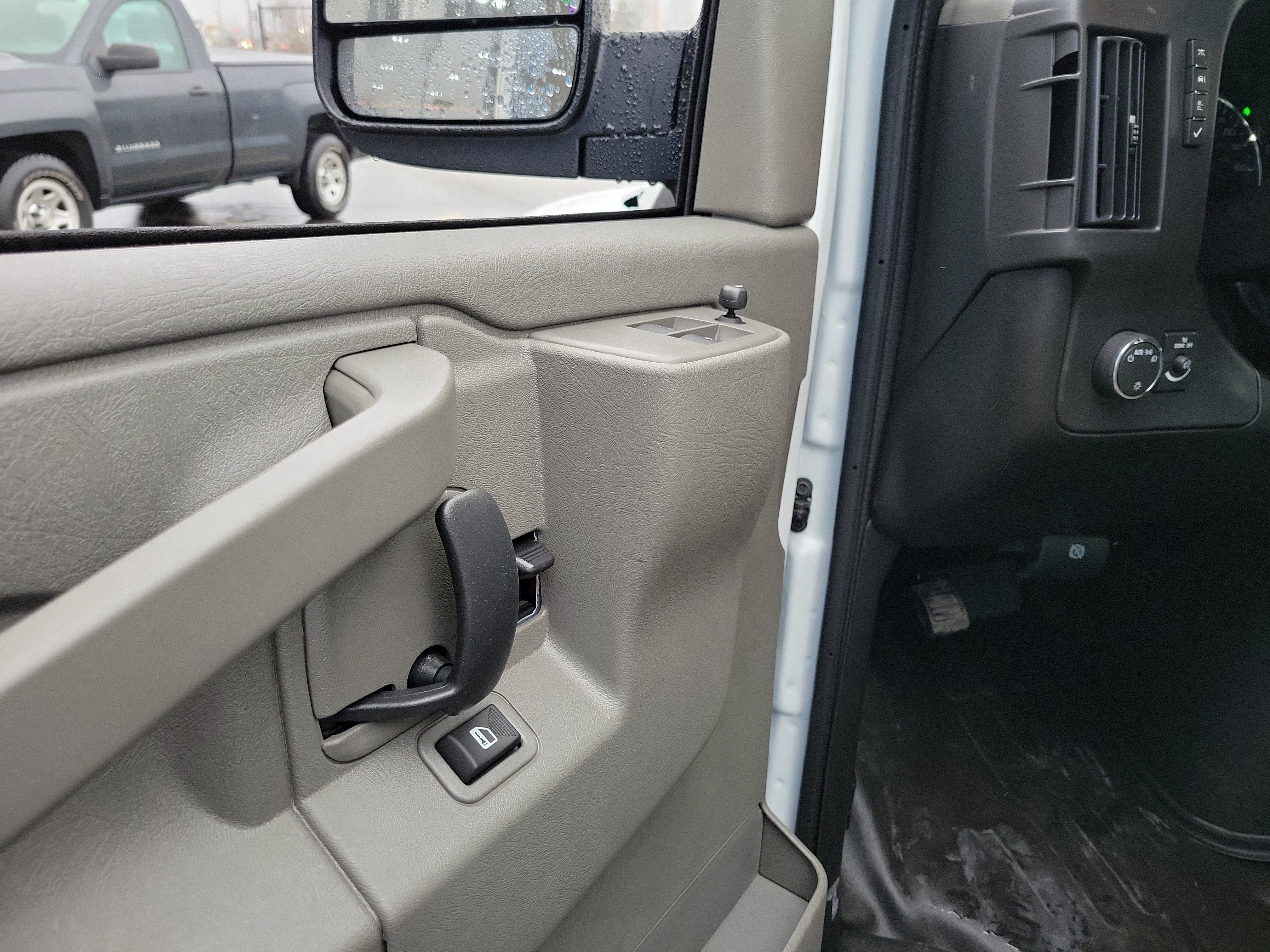 2025 Chevrolet Express Cargo Work Van - Photo 18