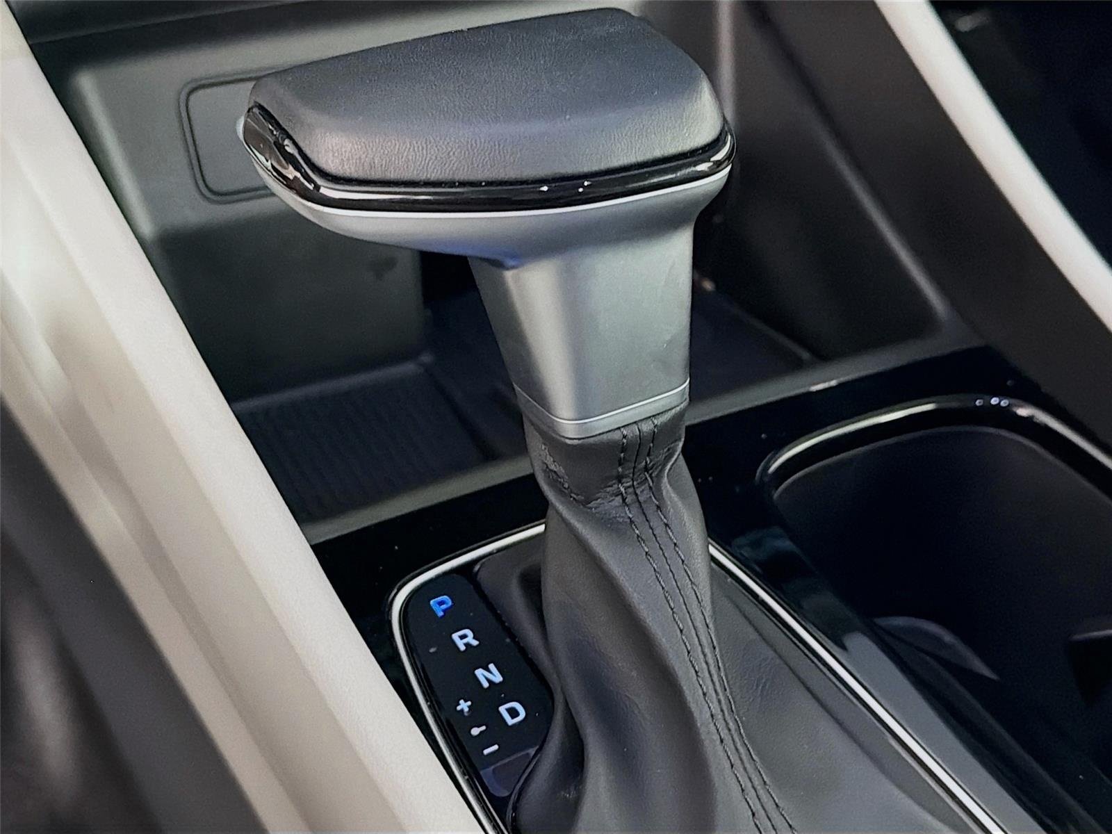 Used 2025 Phantom Black Hyundai SEL Convenience image 19