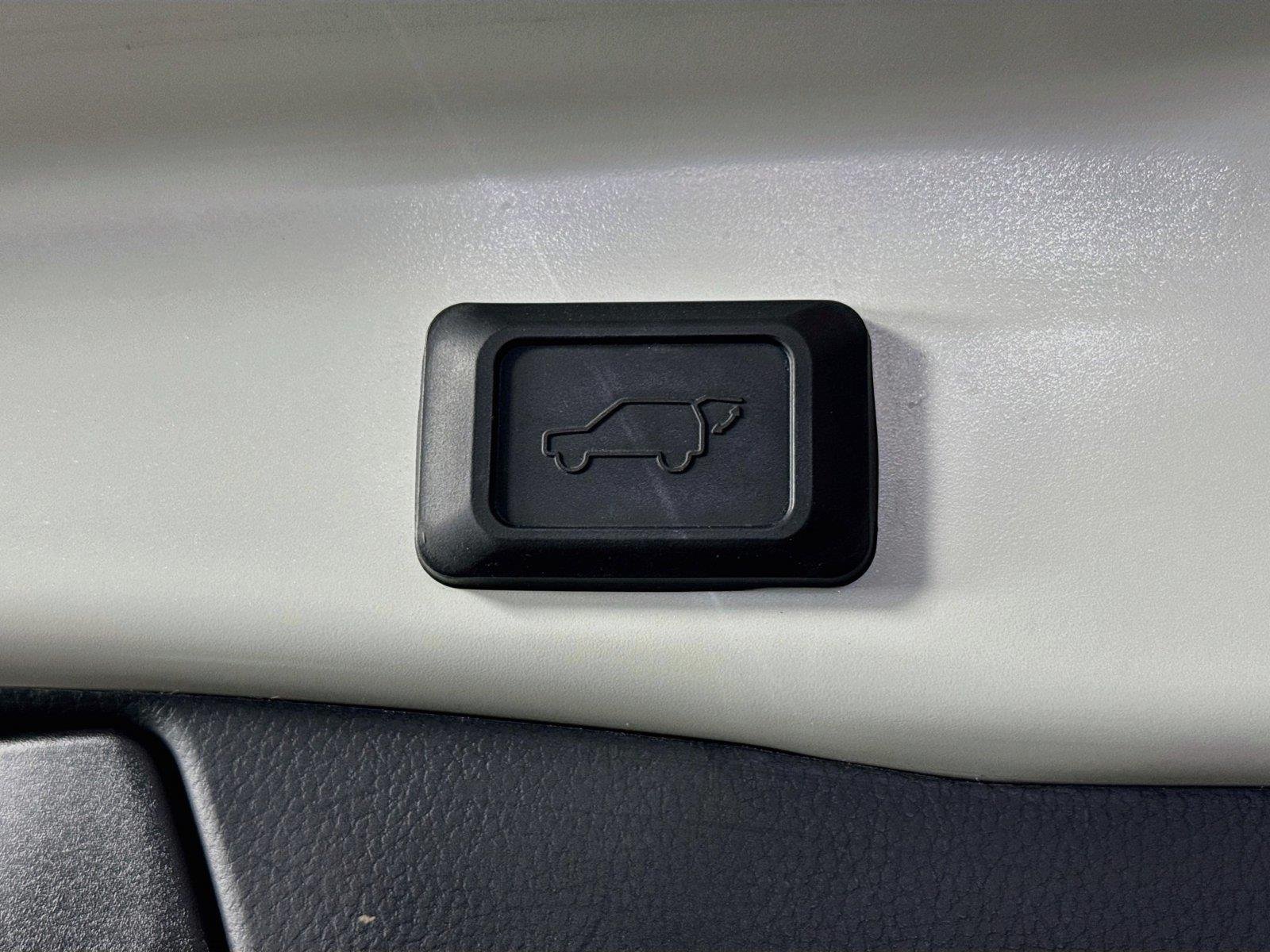Used 2021 Blizzard Pearl Toyota XLE Premium image 39