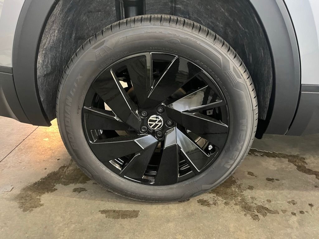 New 2026 Silver Volkswagen 2.0T SE w/Technology image 30