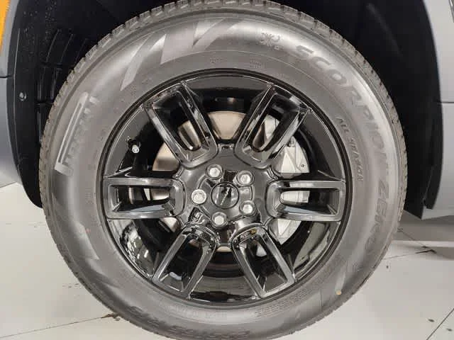 New 2026 Santorini Black Metallic Land Rover S image 8