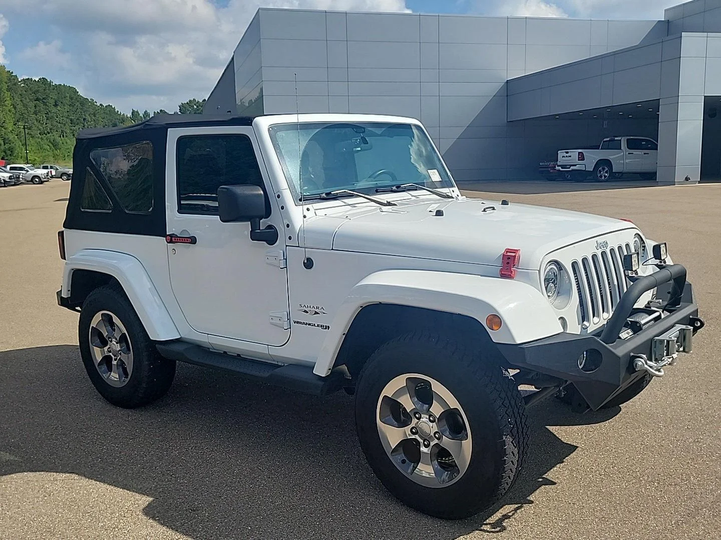 Used 2018 Bright White Clearcoat Jeep Sahara image 28