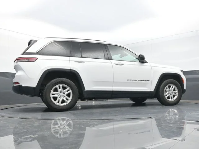 Used 2024 White Jeep Laredo image 42