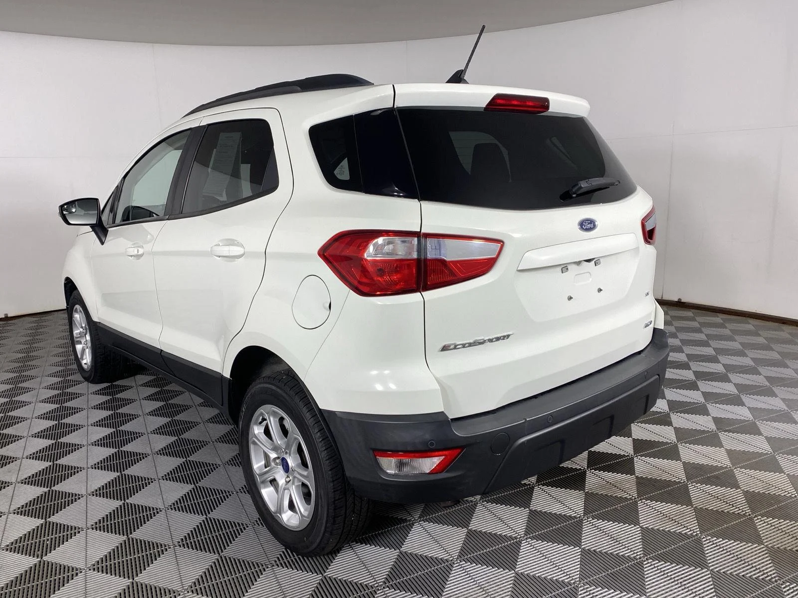 Used 2019 Diamond White Ford SE image 9